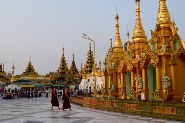 Deux moines à la Paya Swedagon, Yangon. 