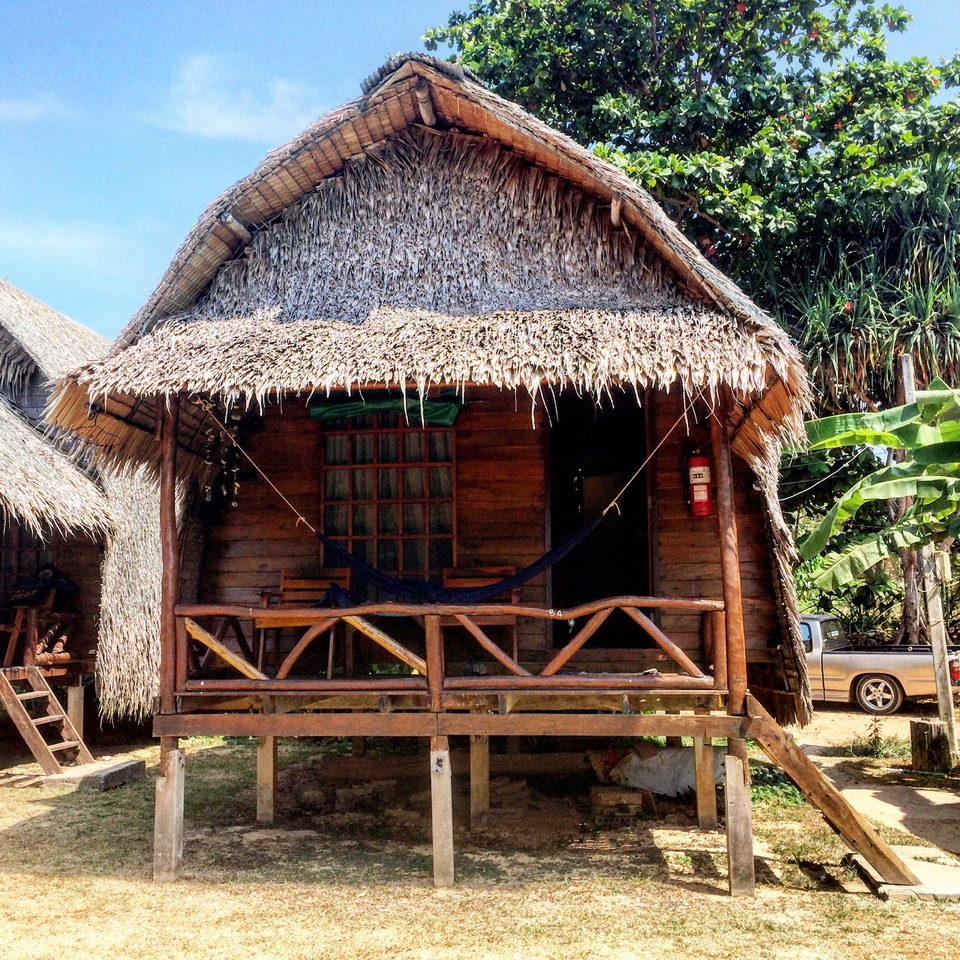 Un bungalow sur le bord de la mer sur l'île de Koh Lanta
