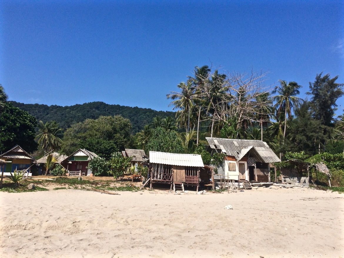 Maisons rustiques sur la plage de Koh Lanta
