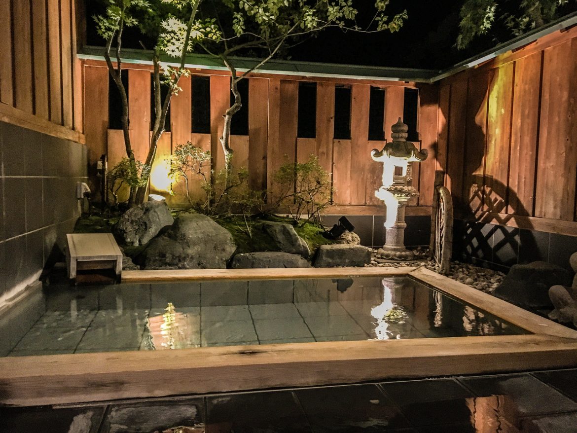 Onsen privé dans un ryokan de luxe au Japon