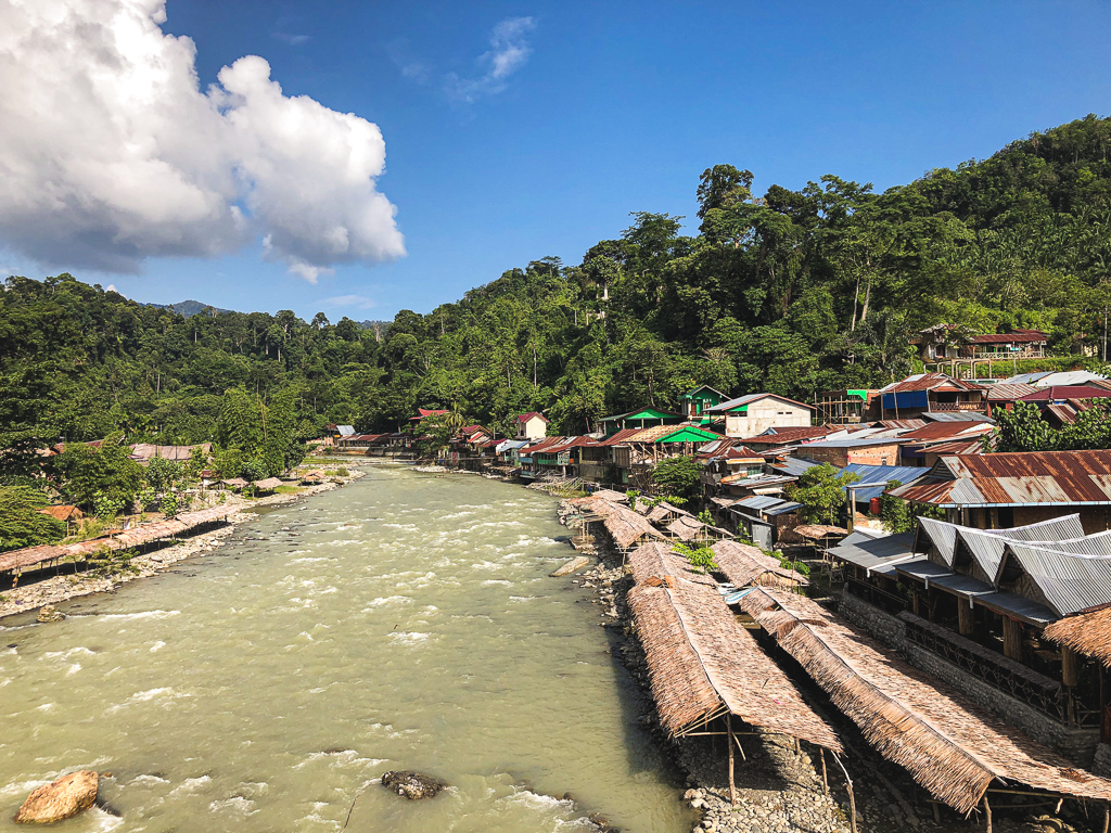 La rivière de Bukit Lawang à Sumatra Nord
