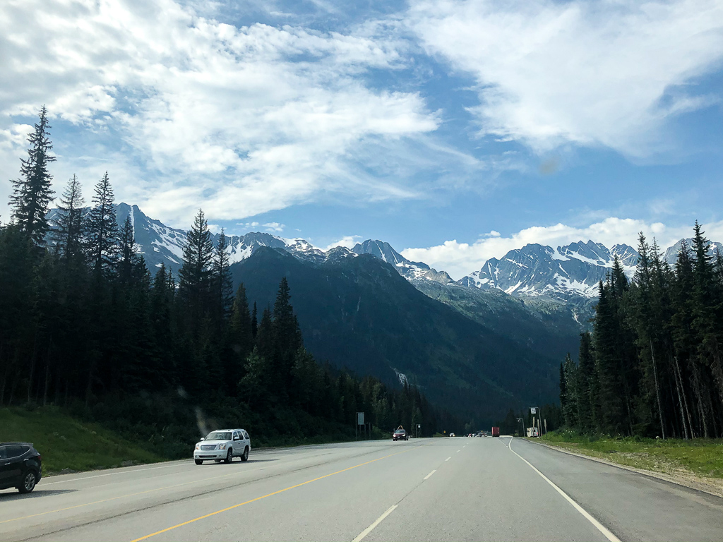 Roadtrip en Colombie-Britannique : sur la route près du Parc National des Glaciers