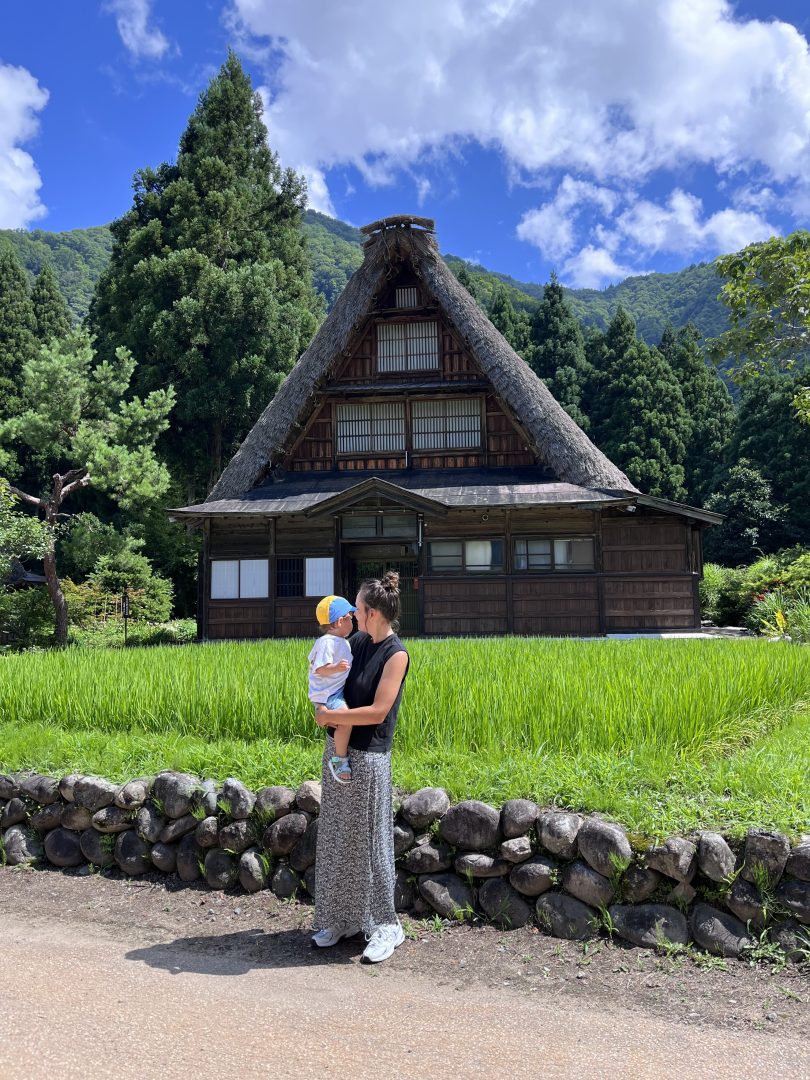 Visiter les villages de Gokayama lors d'un road trip au Japon en voiture avec un bébé
